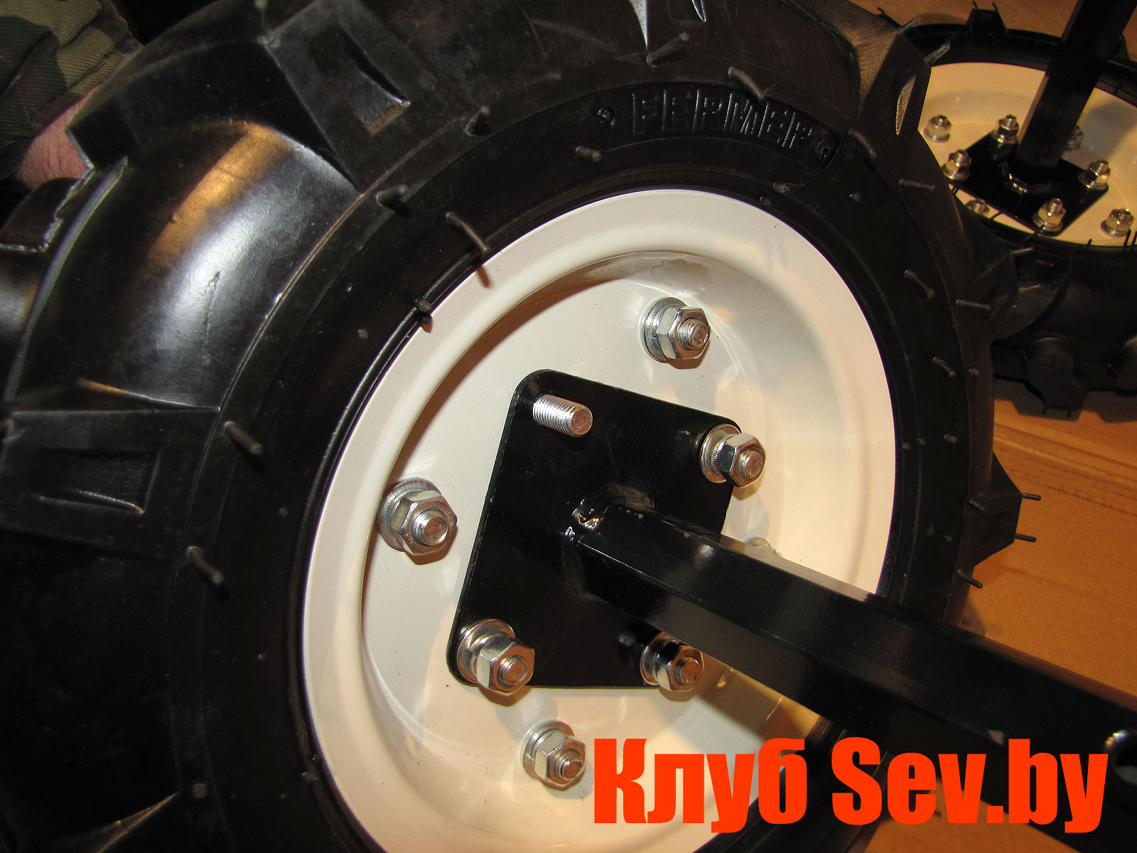 3. Болты вставляем с внешней стороны колесного диска 3. Болты вставляем с внешней стороны колесного диска