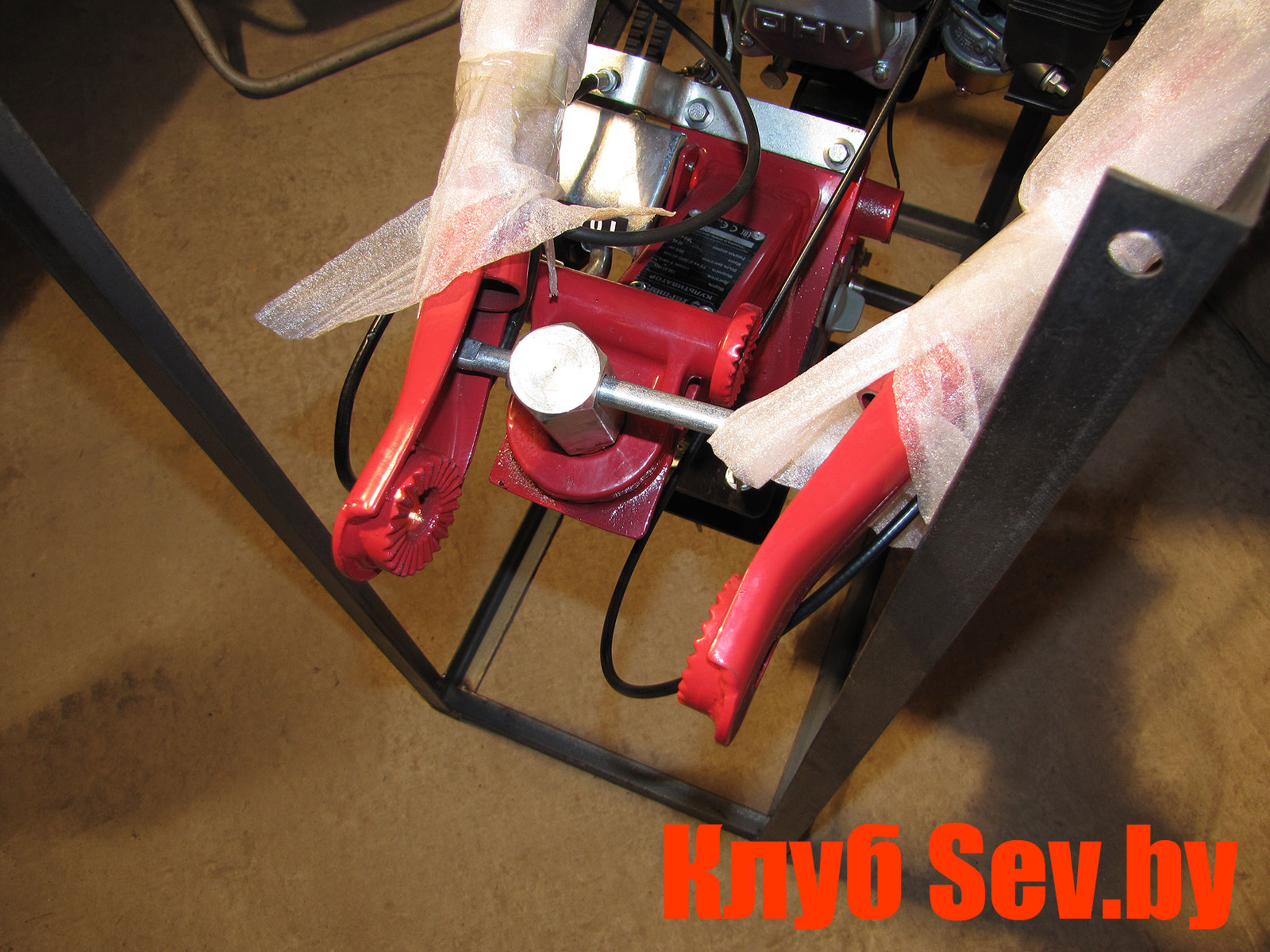 2. Поворотный кронштейн рукояток развернут на 180 градусов 2. Поворотный кронштейн рукояток развернут на 180 градусов