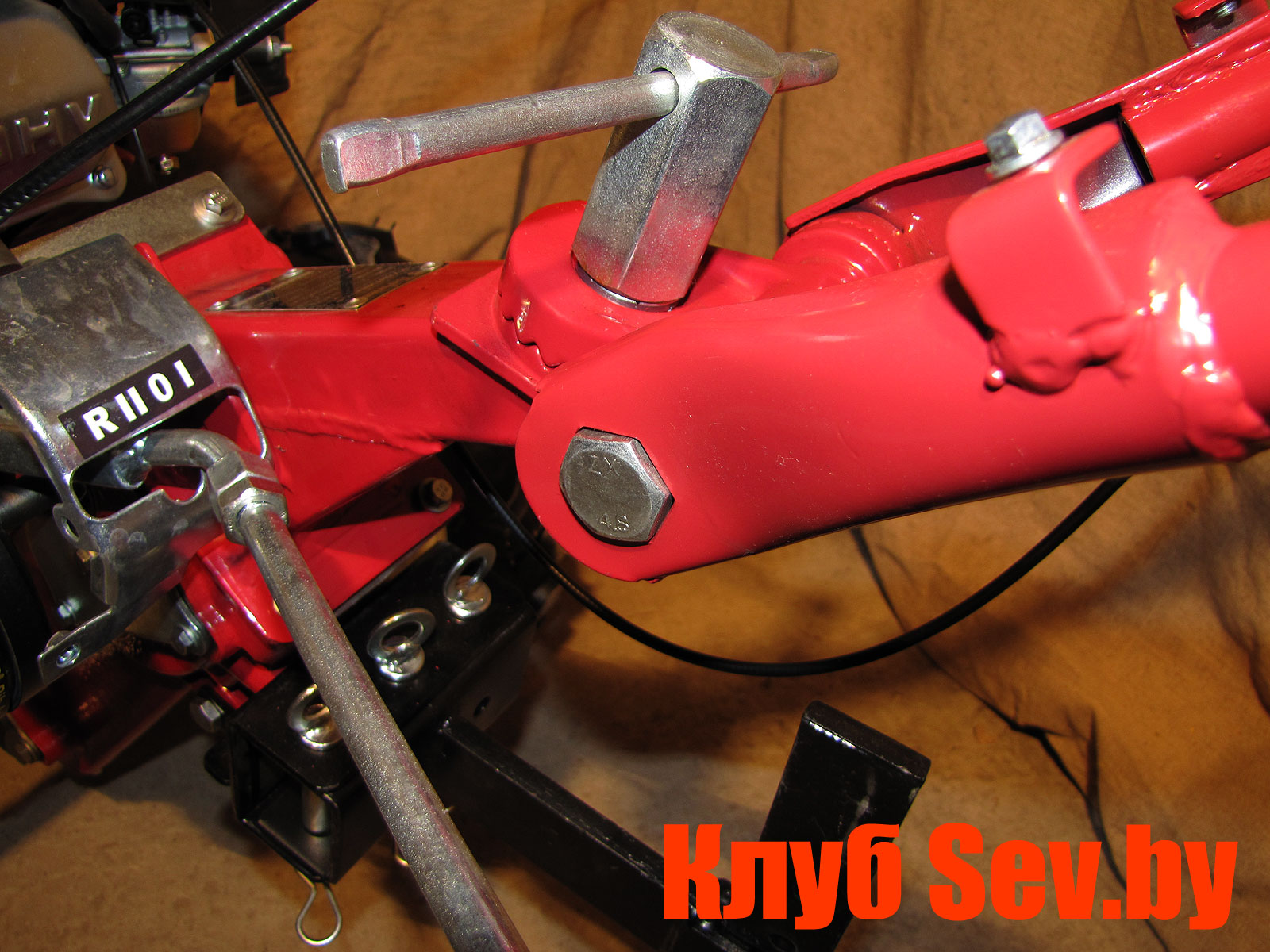 4. Правильное положение поворотного кронштейна и рукояток управления мотокультиватором 4. Правильное положение поворотного кронштейна и рукояток управления мотокультиватором