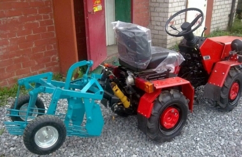 Картофелекопалка Акимов ККМ-3 в агрегации с минитрактором Беларус 132Н